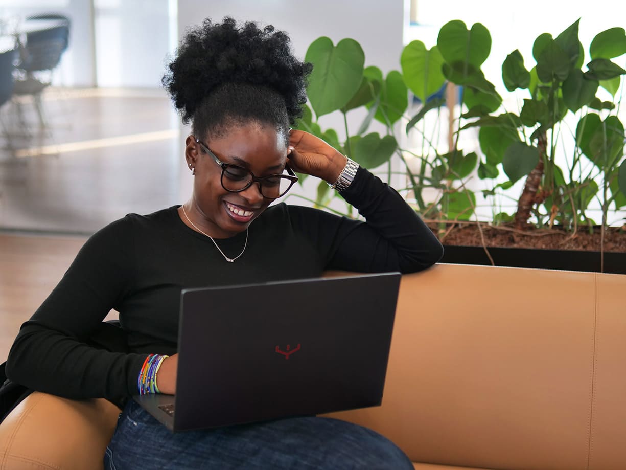 PC Y16 Premium entreprise - Collaborateurs souriant performance ordinateurs