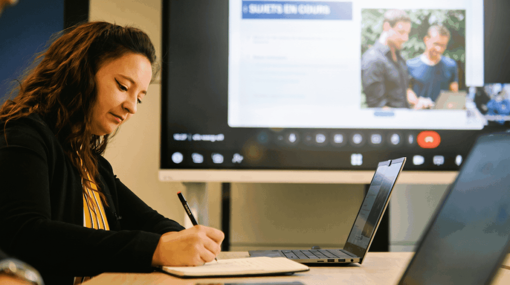 Collaboratrice UNOWHY en comité de suivi visioconférence, pilotage de parc informatique