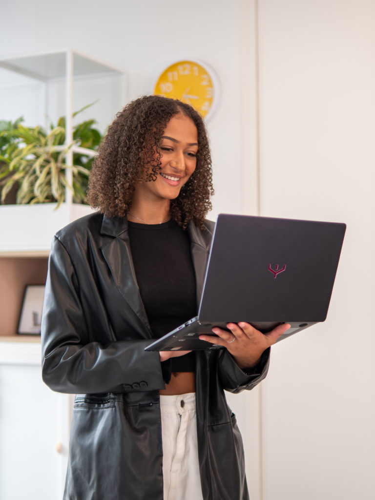 UNOWHY &#8211; PC Y14 Plus élève souriante lycée