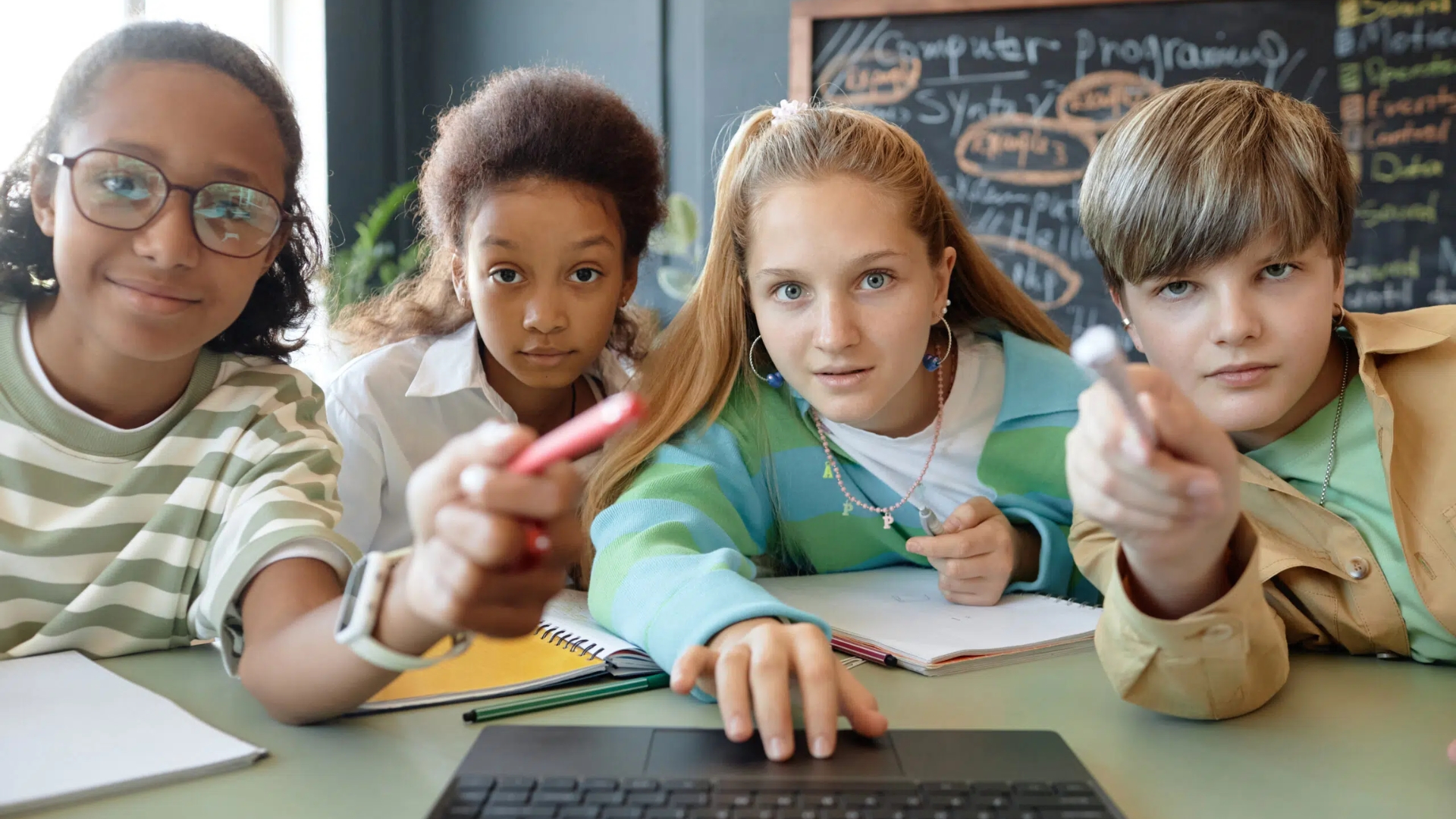 Dangers du numérique éducatif : le bilan du colloque ministériel révèle les enjeux de 2025