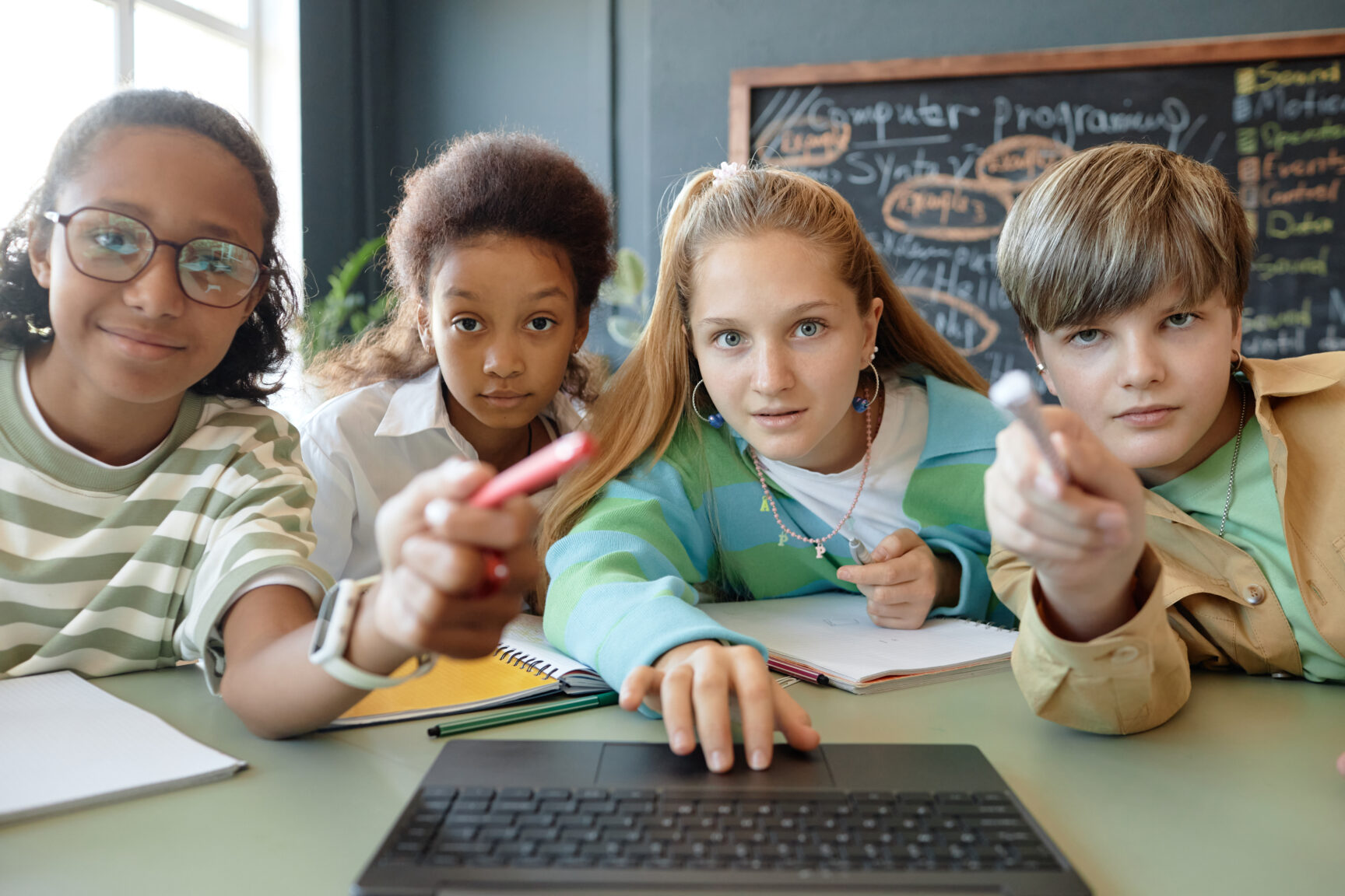 Dangers du numérique éducatif : le bilan du colloque ministériel révèle les enjeux de 2025