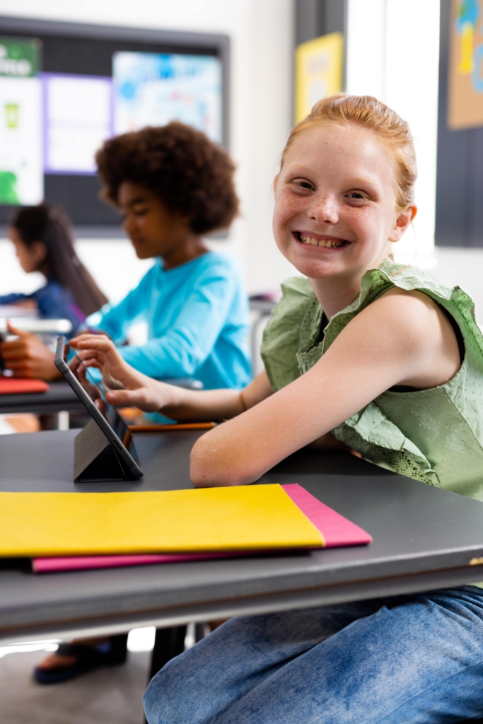 ENVATO &#8211; Fille élève primaire collège classe tablette souriante